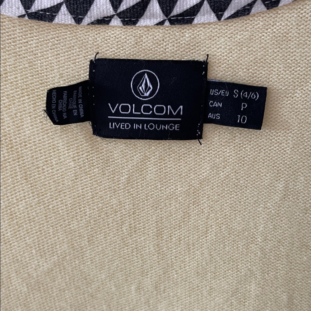 🛹✨VOLCOM Yellow Cold-Shoulder Sweater Size S - Picture 2 of 7